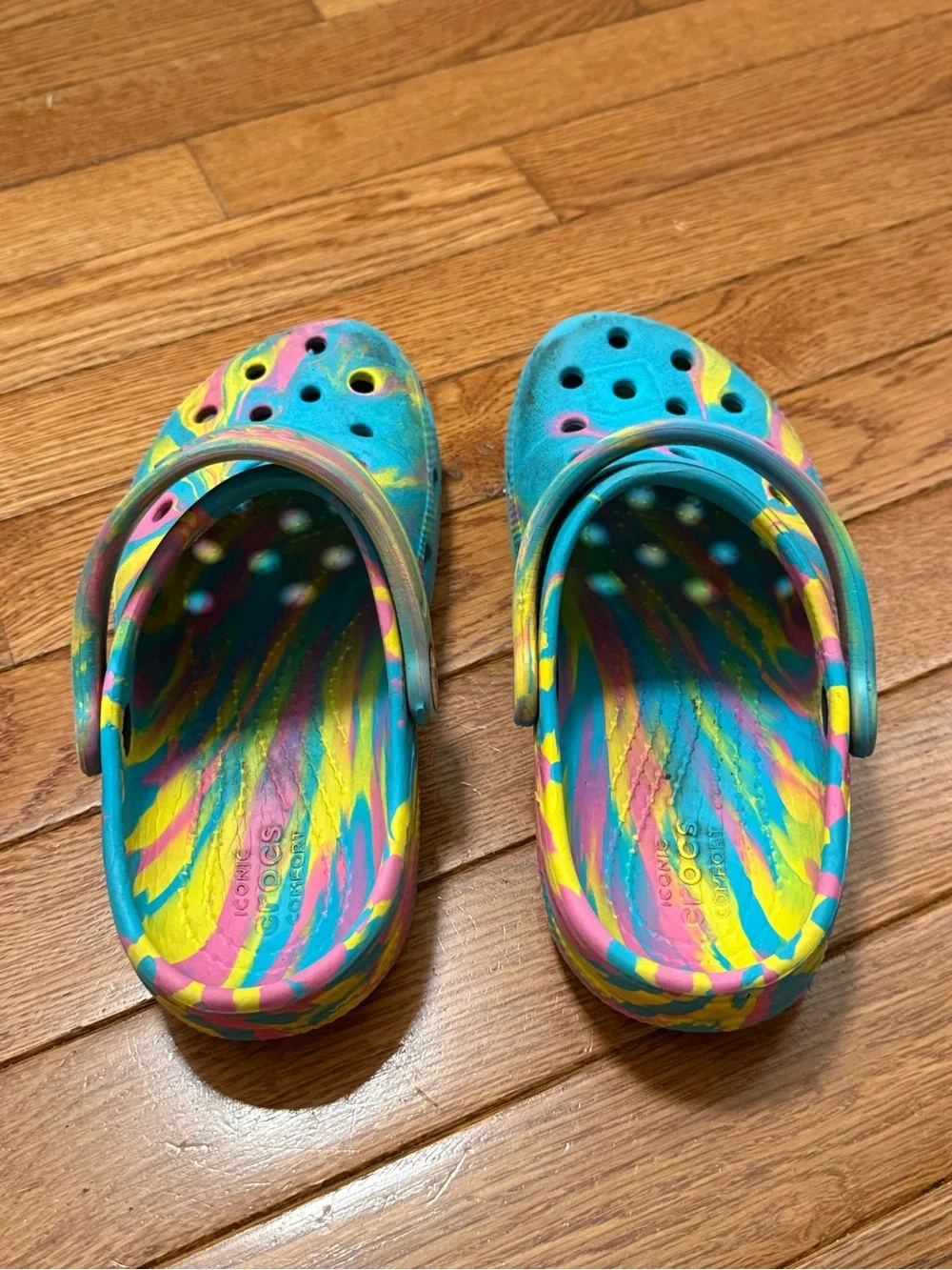CROCS Kids Classic Clog in Turquoise with Neon Swirl